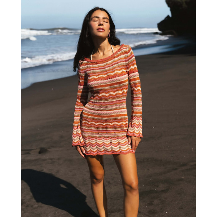 Vestido corto ajustado con mangas acampanadas