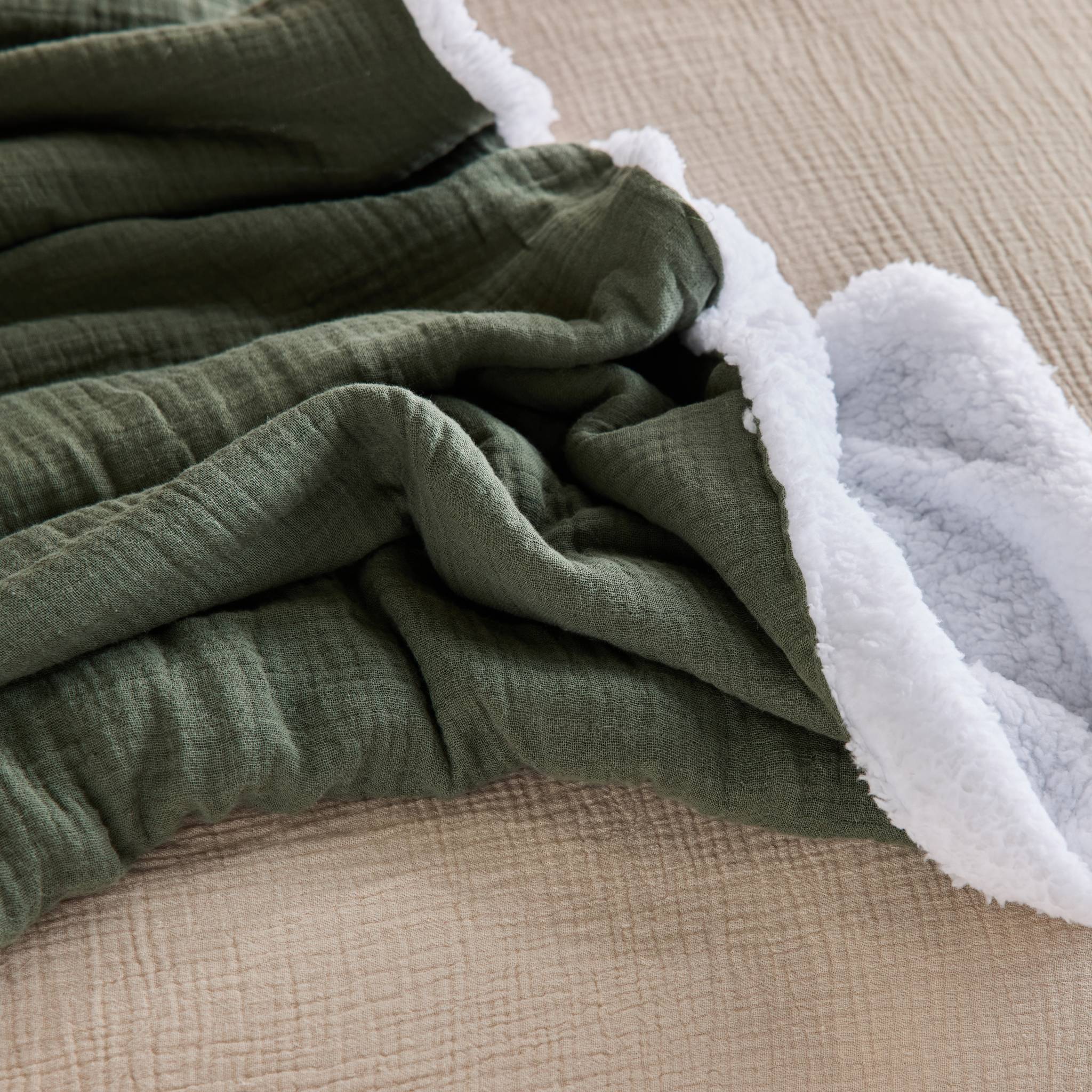 Plaid sherpa et gaze de coton 130 x 170 cm kaki. ALIX. bi-matière