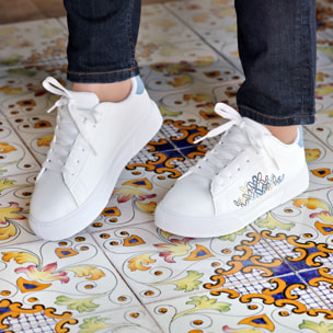 Sneakers in simil pelle con ricamo laterale