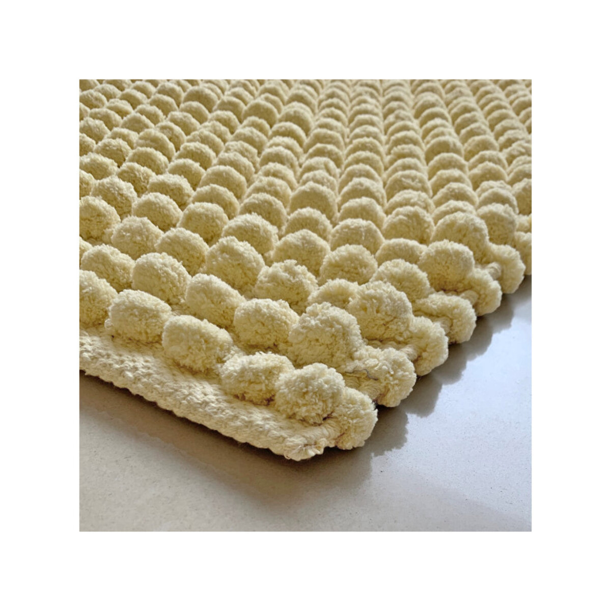 Tapis de salle de bain rectangulaire 40 x 60 cm avec pompons - 6 coloris - POP