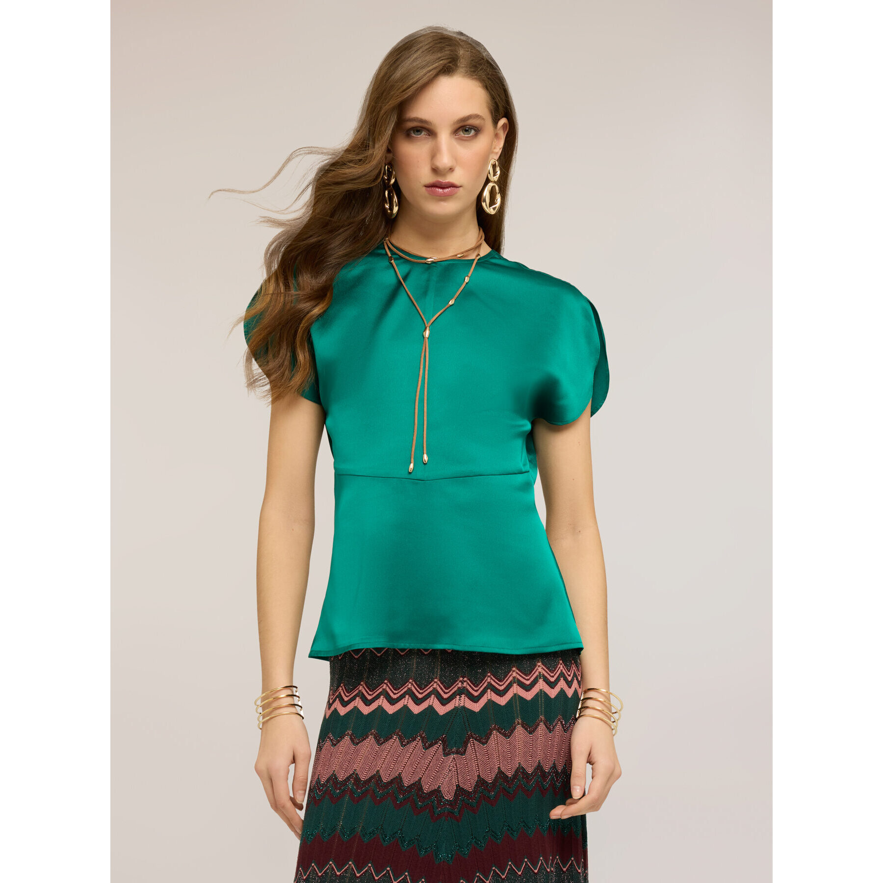 Motivi - Blusa de satén con mangas de pétalo - Verde