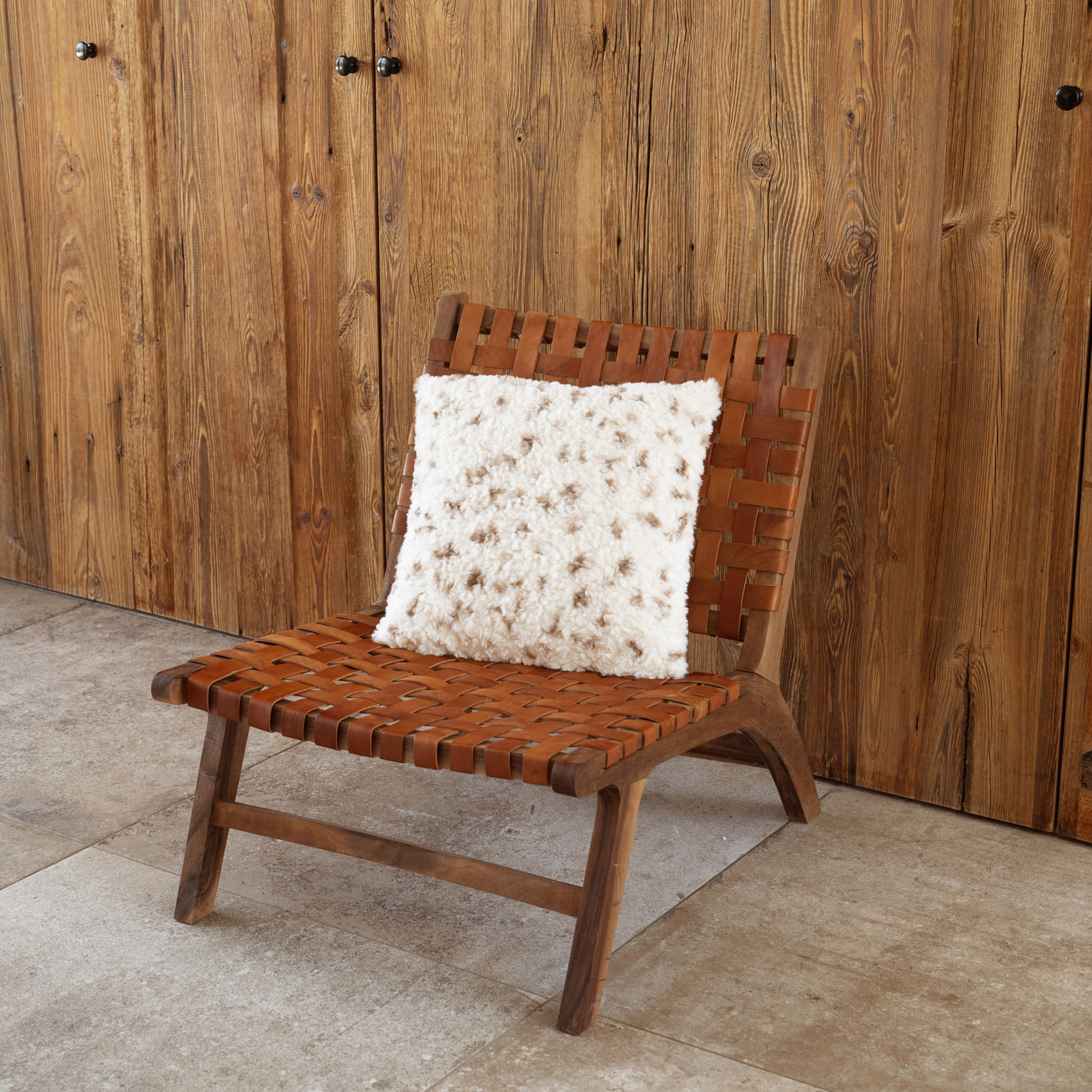Coussin décoratif moucheté à texture bouclée et dos velours - Ecru