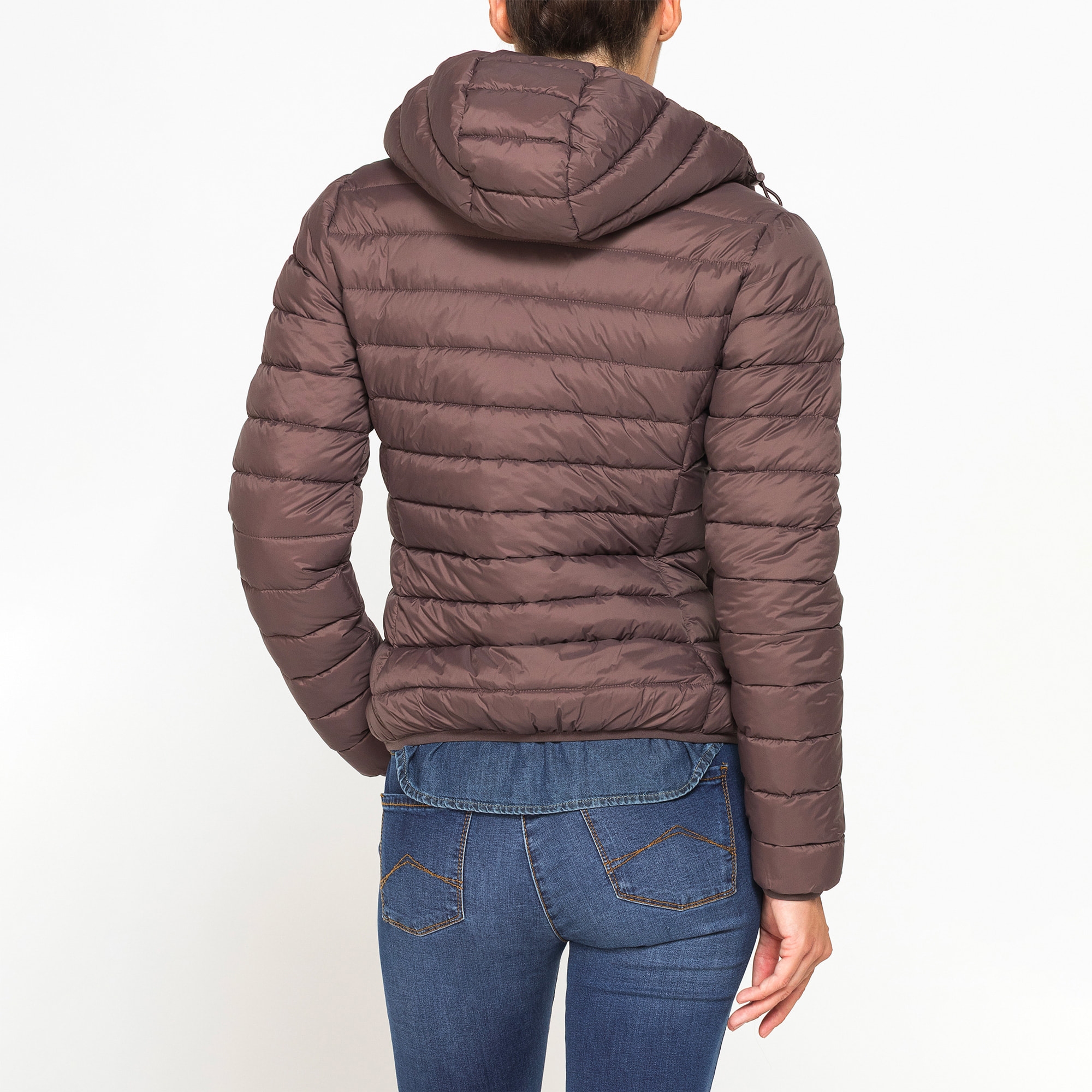 GIUBBOTTO RESISTENTE ALLA PIOGGIA CON IMBOTTITURA ULTRA LEGGERA. Vestibilità regolare.