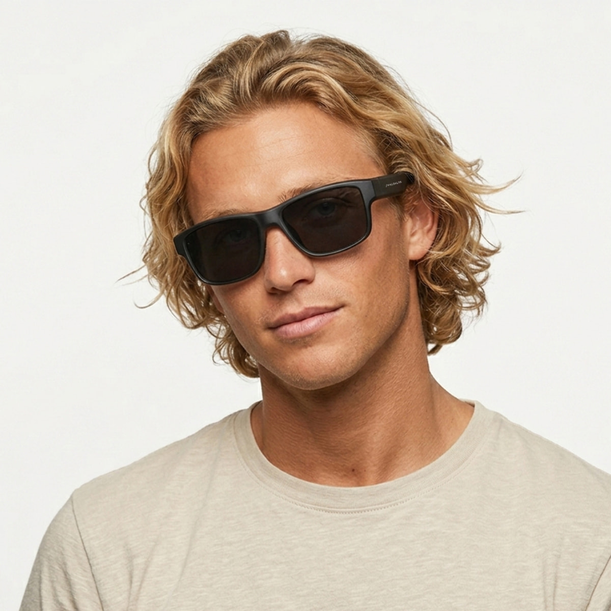 Gafas PALOALTO modelo SANDBOARD, en color Montura negra mate con lentes polarizadas ahumadas.