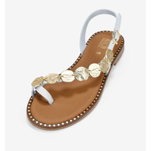 Sandalias de piel blancas con monedas metálicas