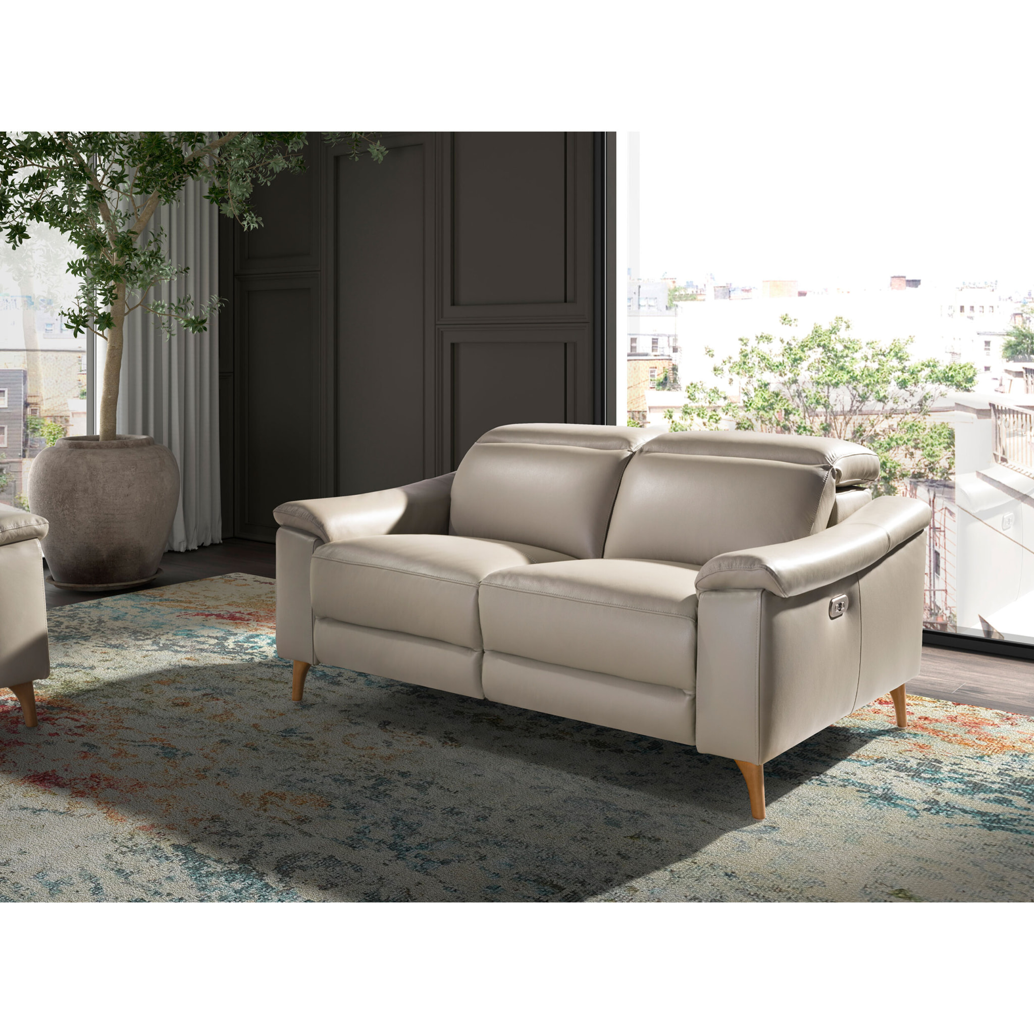 Sofá relax de 2 plazas tapizado en piel de origen vacuno en gris taupe con reposacabezas patas de madera en miel 2 sistemas de relax eléctrico 160x104x102cm