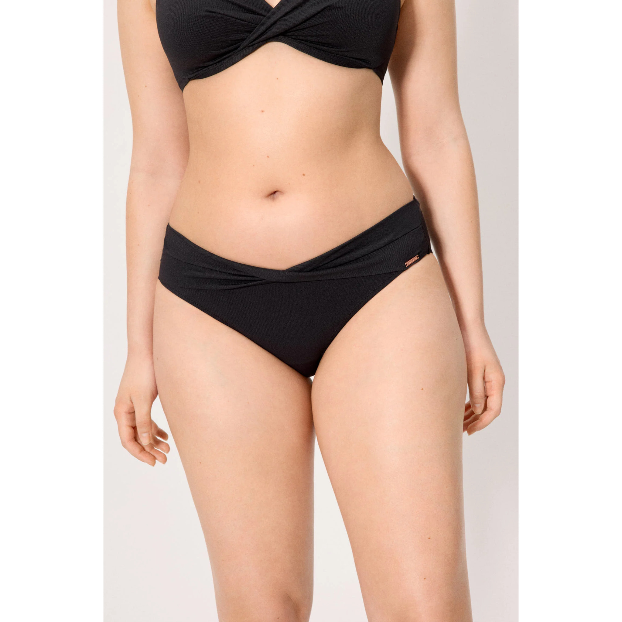 Slip bikini midi modellante Nero