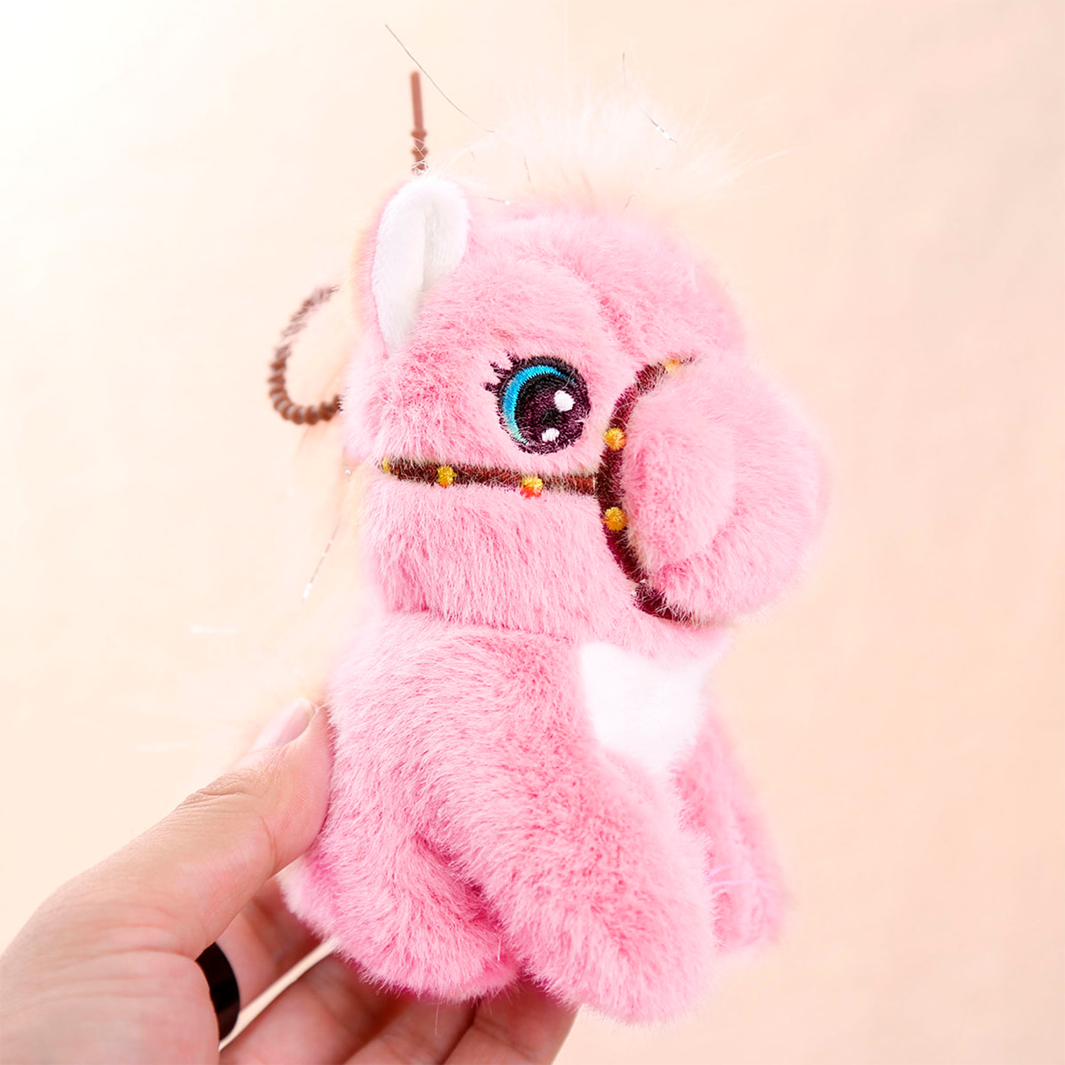 Peluche extra morbido e soffice con pendente. Design puledro seduto rosa. 13 cm.