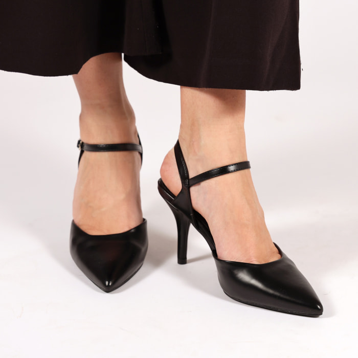 Sandali in simil pelle verniciata con tacco