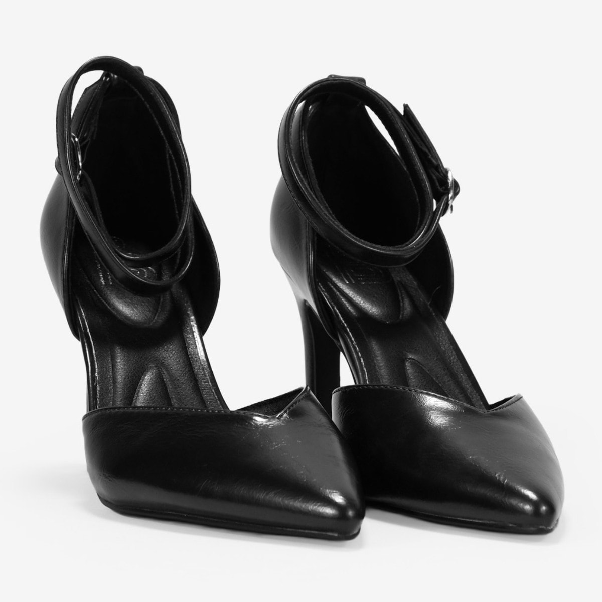 Zapatos de tacón negros con punta