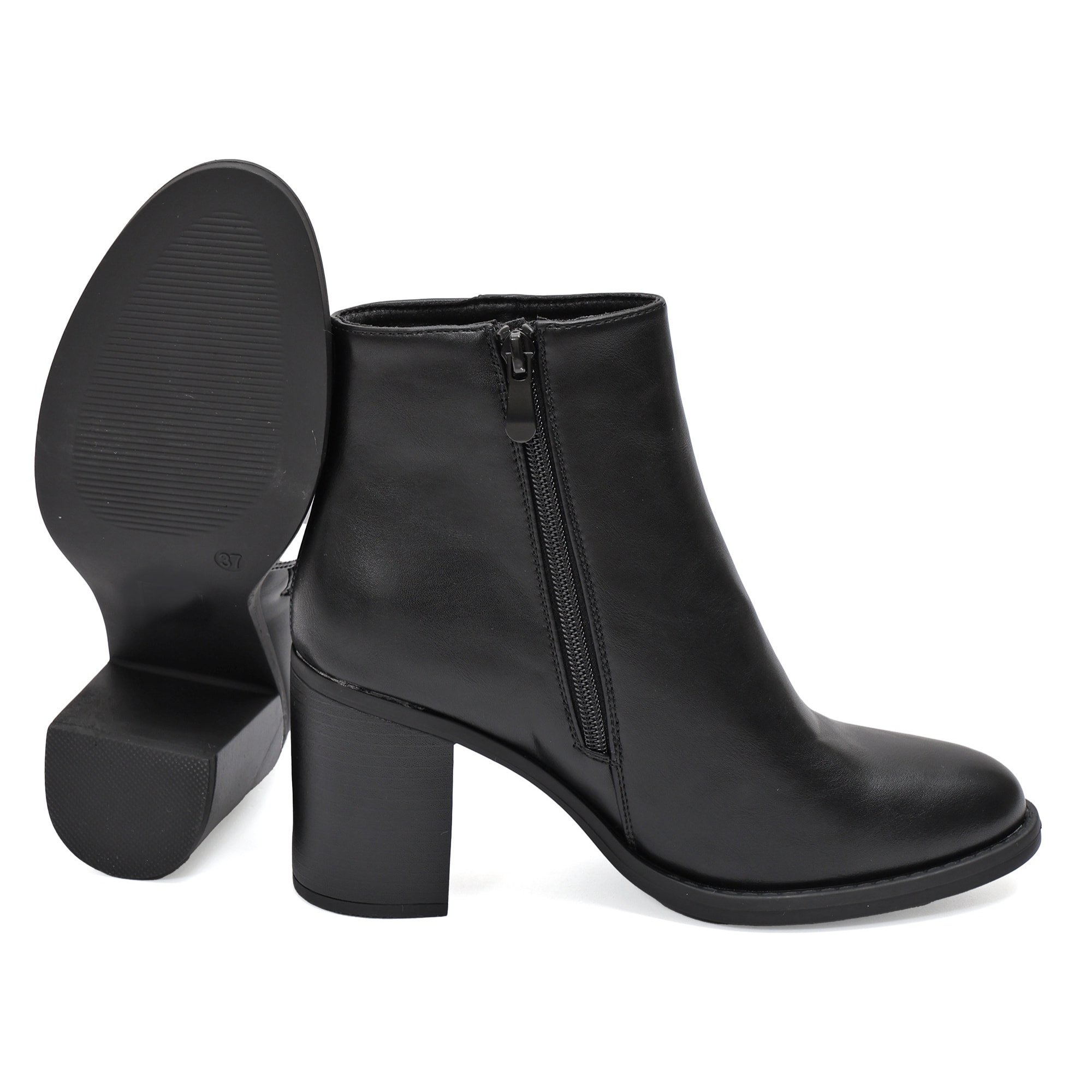 Stivaletto in simil pelle con tacco