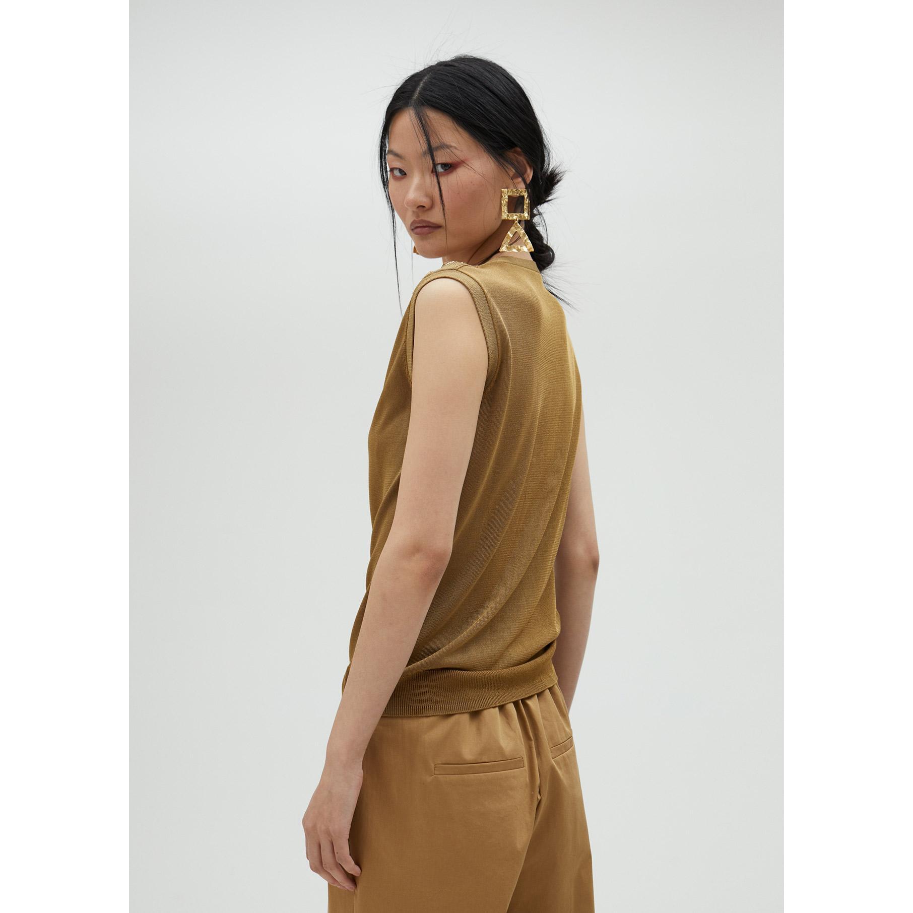 Top in maglia con occhielli