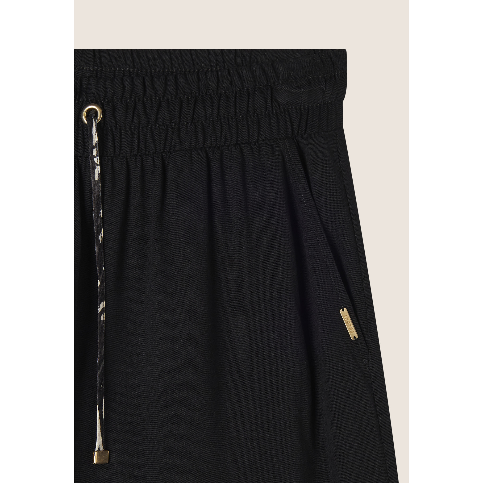 Pantaloni corti comfort fit in viscosa effetto lino