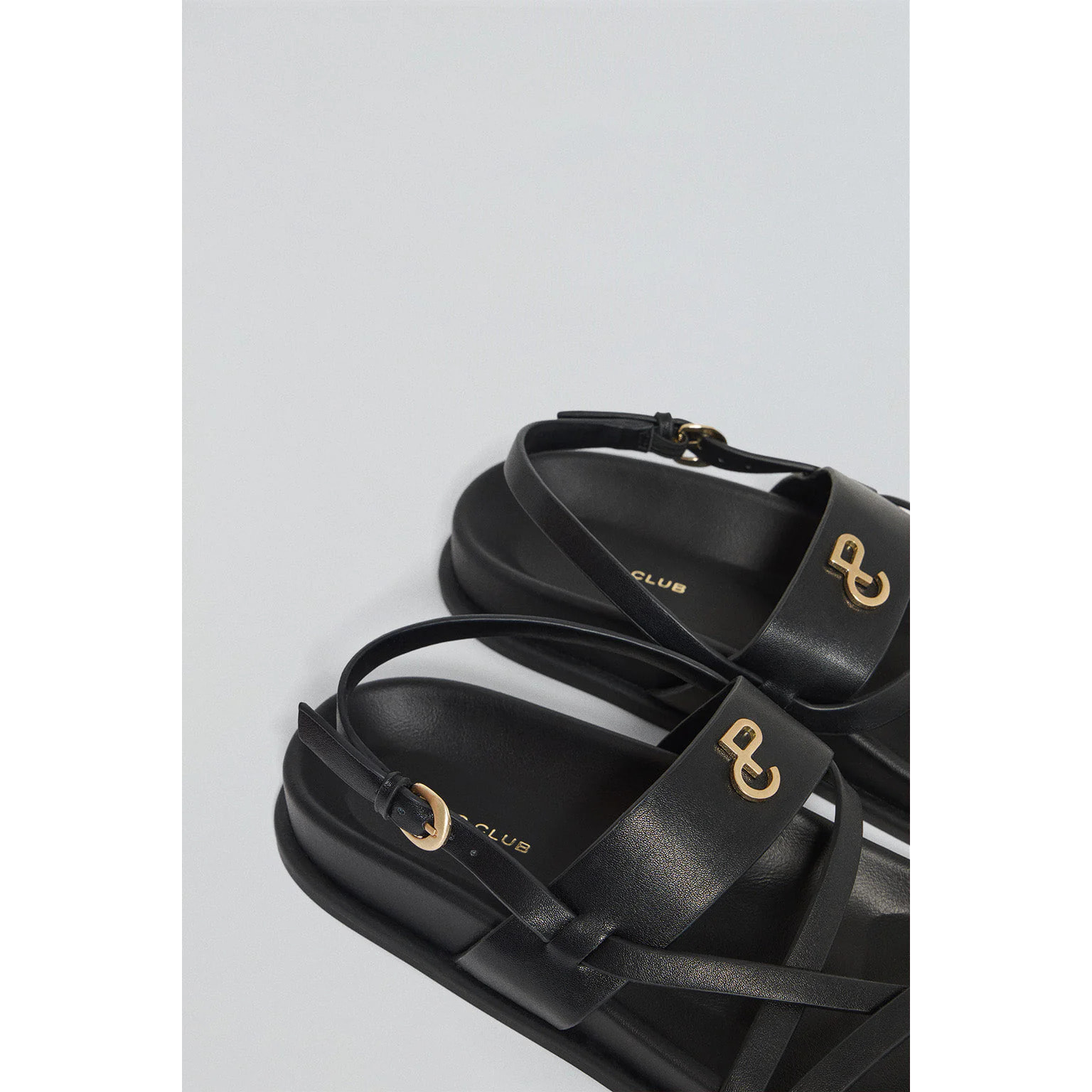 Sandalia negra de tiras Allegra tipo bio con detalle metálico