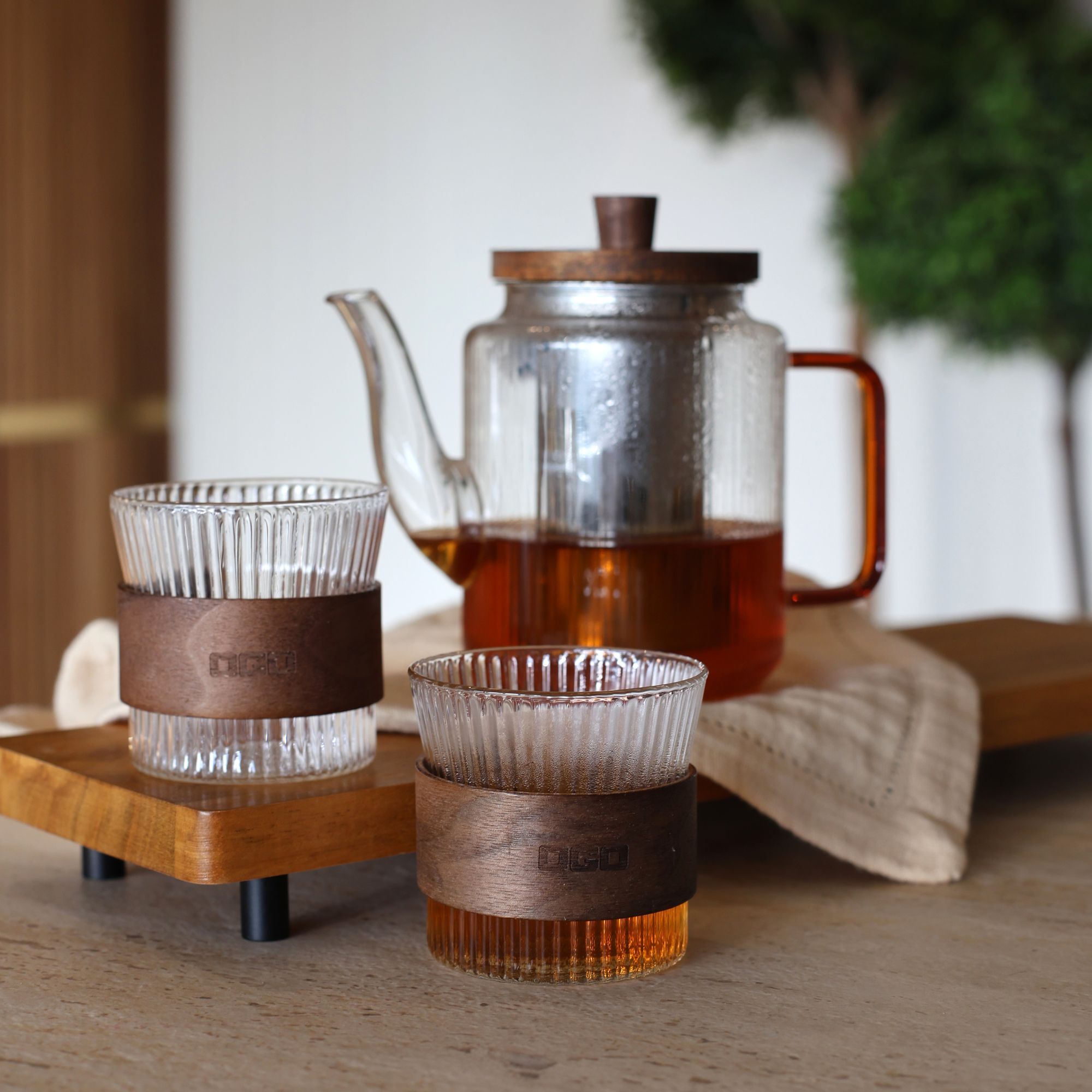Théière en verre et anse ambre 550ml avec tasses assorties 15cl  KARL