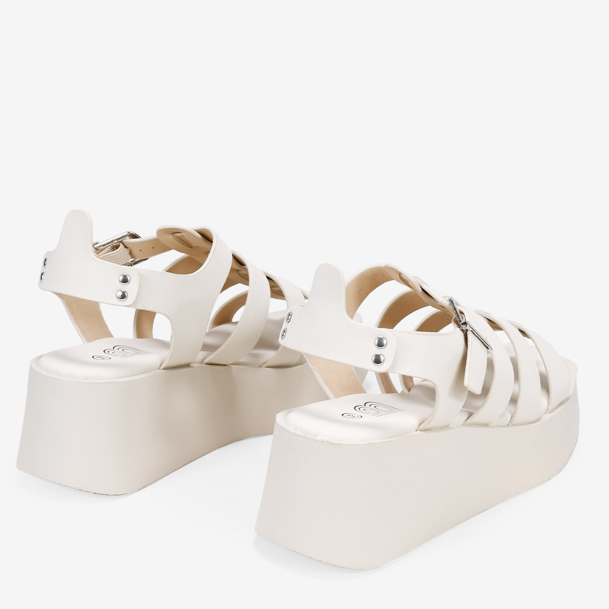 Sandalias de plataforma beige con hebilla