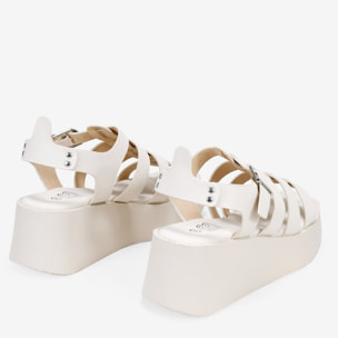 Sandalias de plataforma beige con hebilla