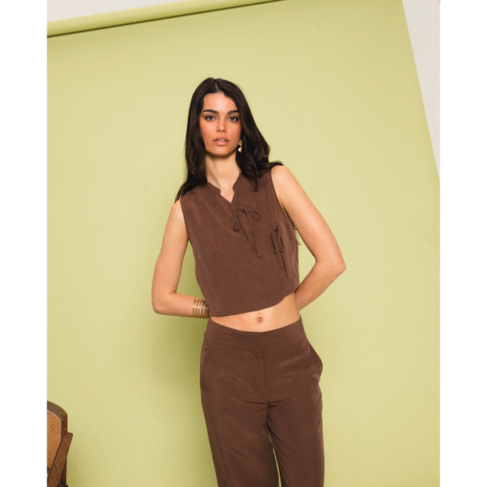 Blusa con cuello mao y lazada lateral