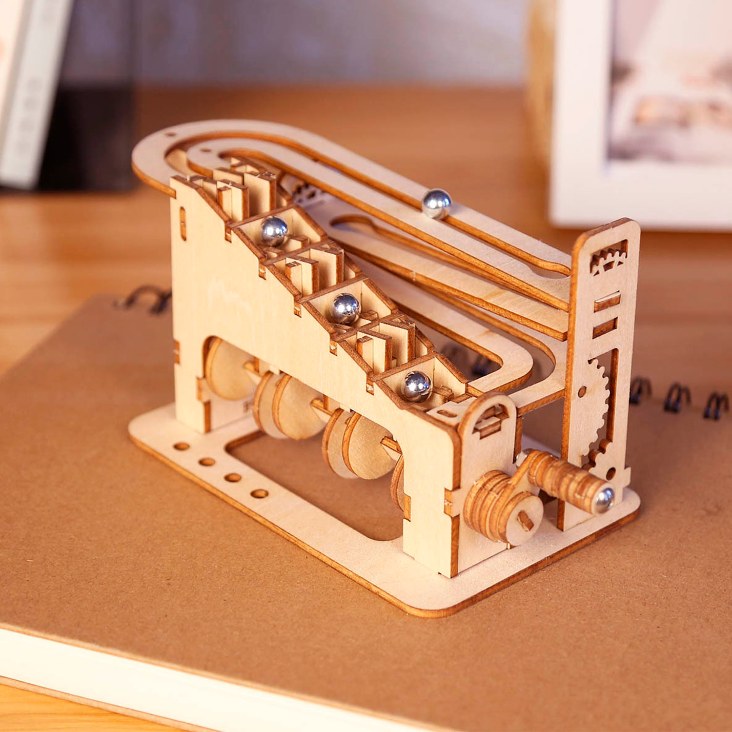 Maqueta de Madera 3D, diseño de Pista de canicas. 78 piezas.