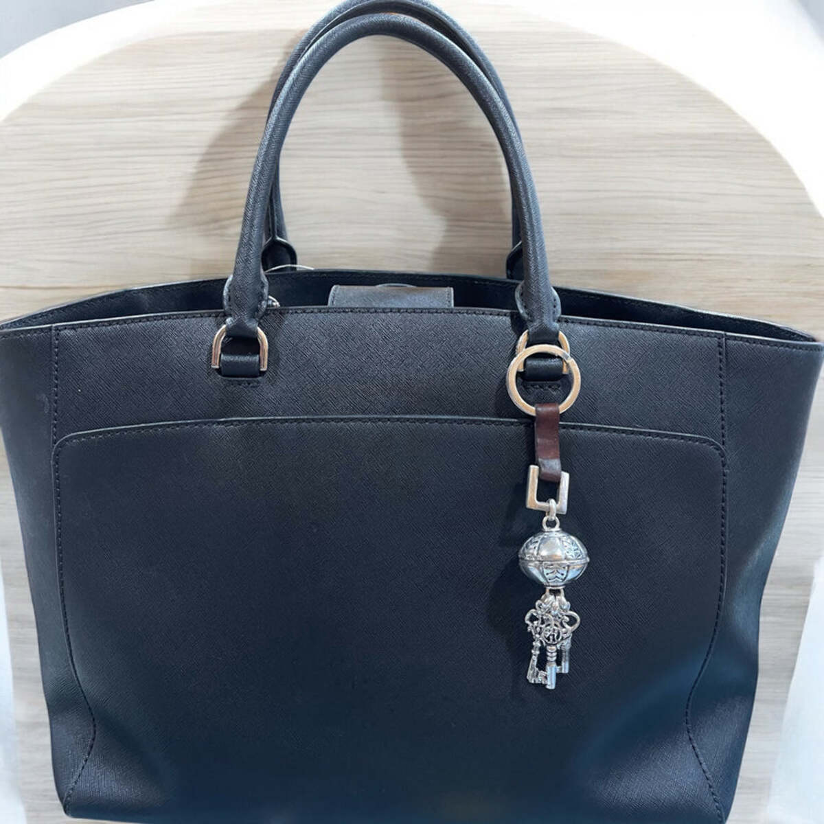 Cuelgabolso_llavero esfera con llaves en plata chapado