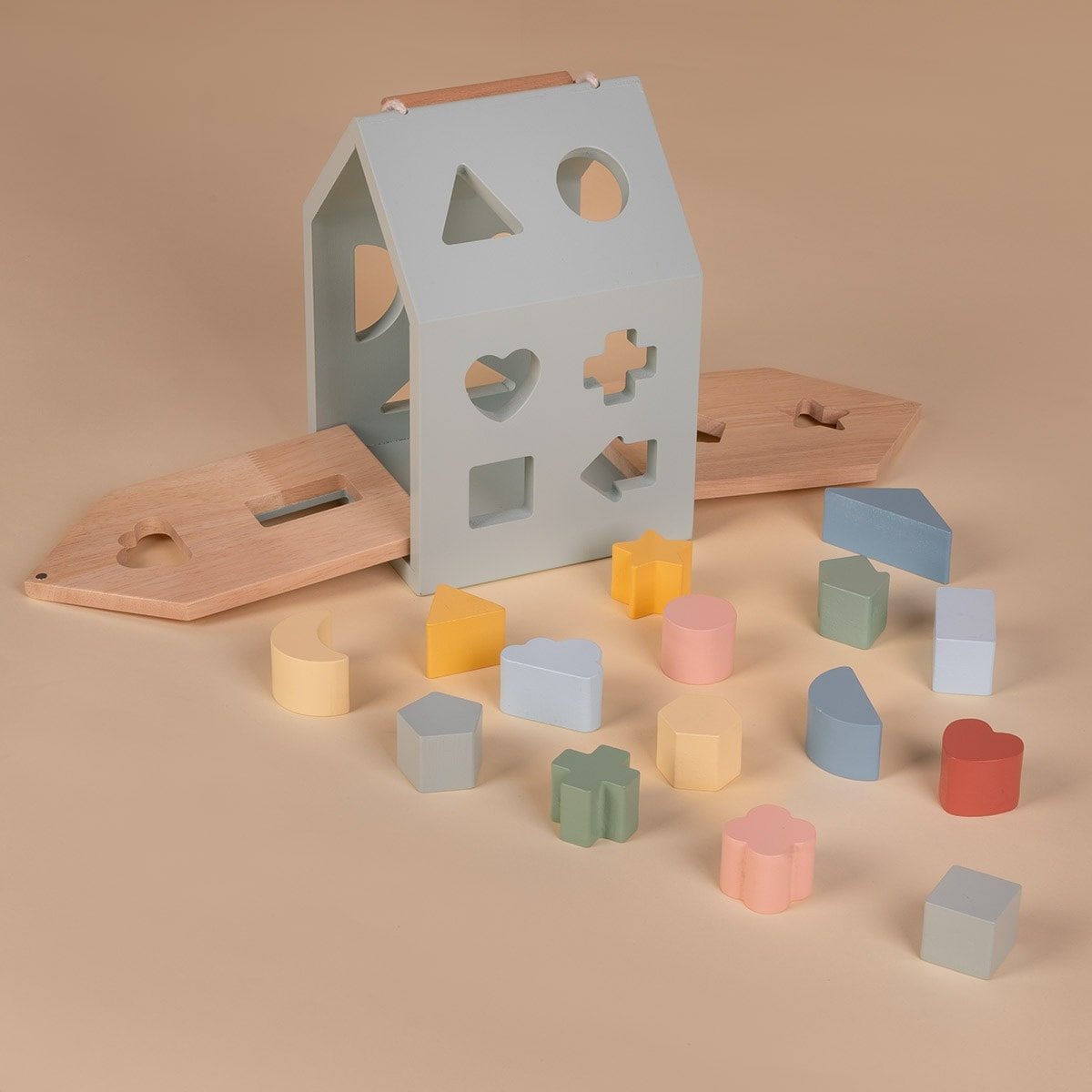 Casa de madera con formas para encajar