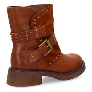 Bota biker con tachuelas y hebilla