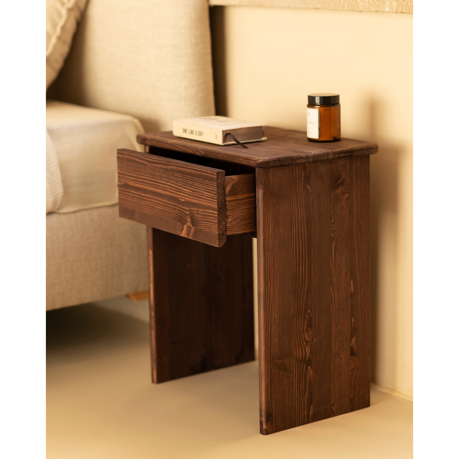 Mesita de noche de madera maciza en tono nogal de 50x42cm Alto: 50 Largo: 42 Ancho: 27