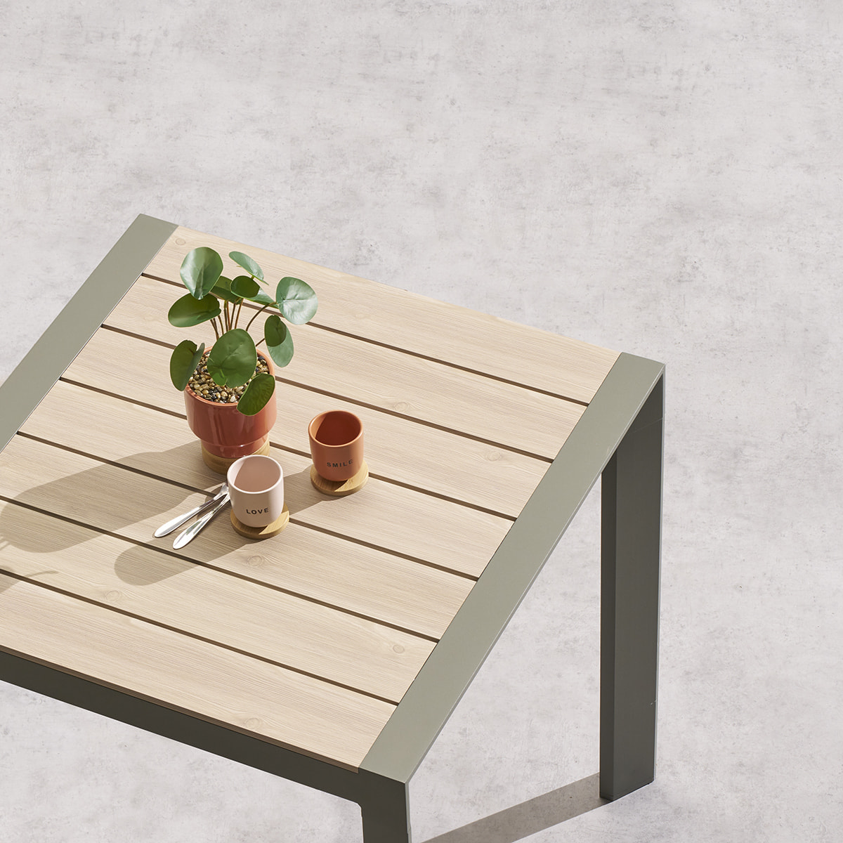 Table de jardin "Évasion" effet bois lin & vert laurier 2 places lates en aluminium