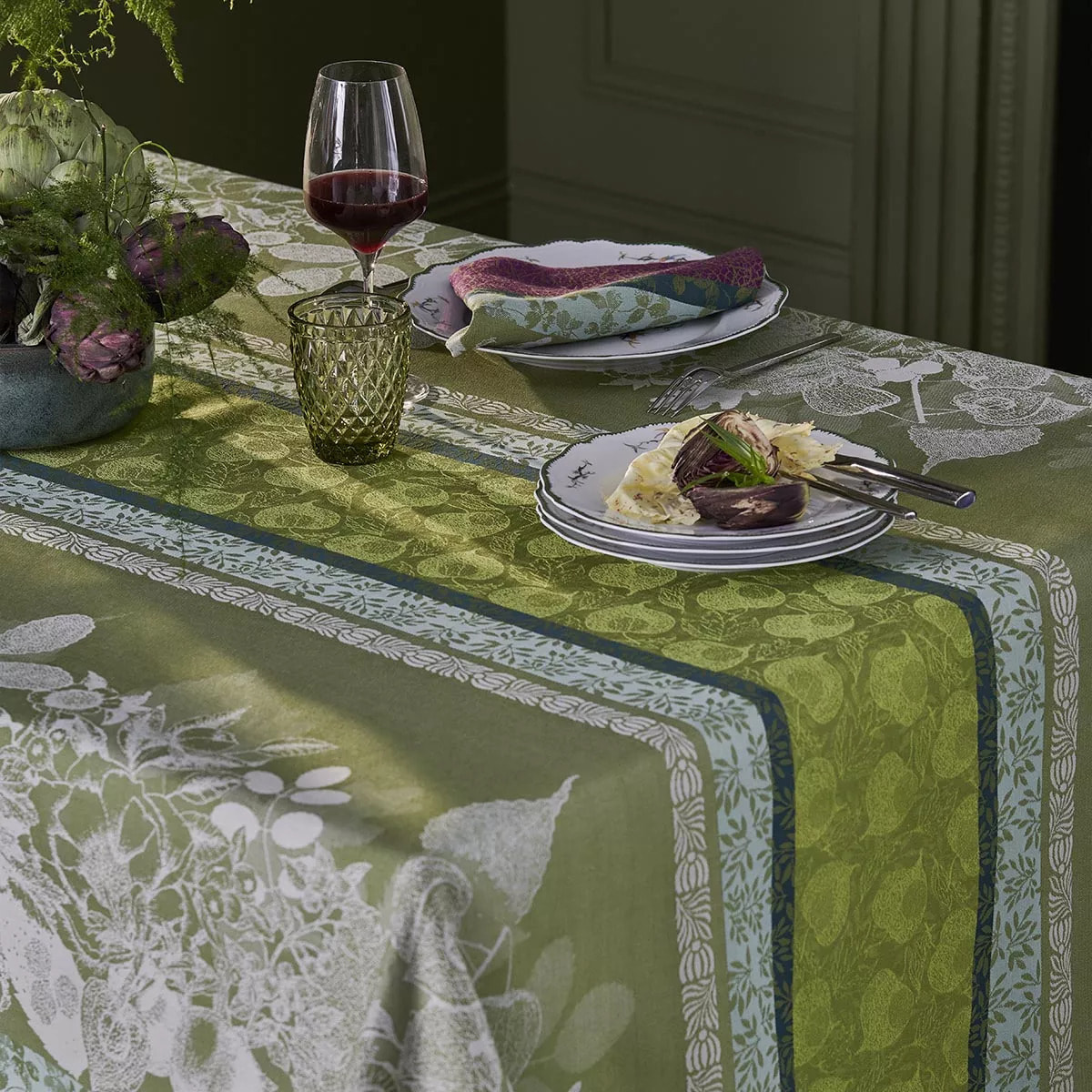 Chemin de table pur coton motif jacquard vert Mille botanique mousse