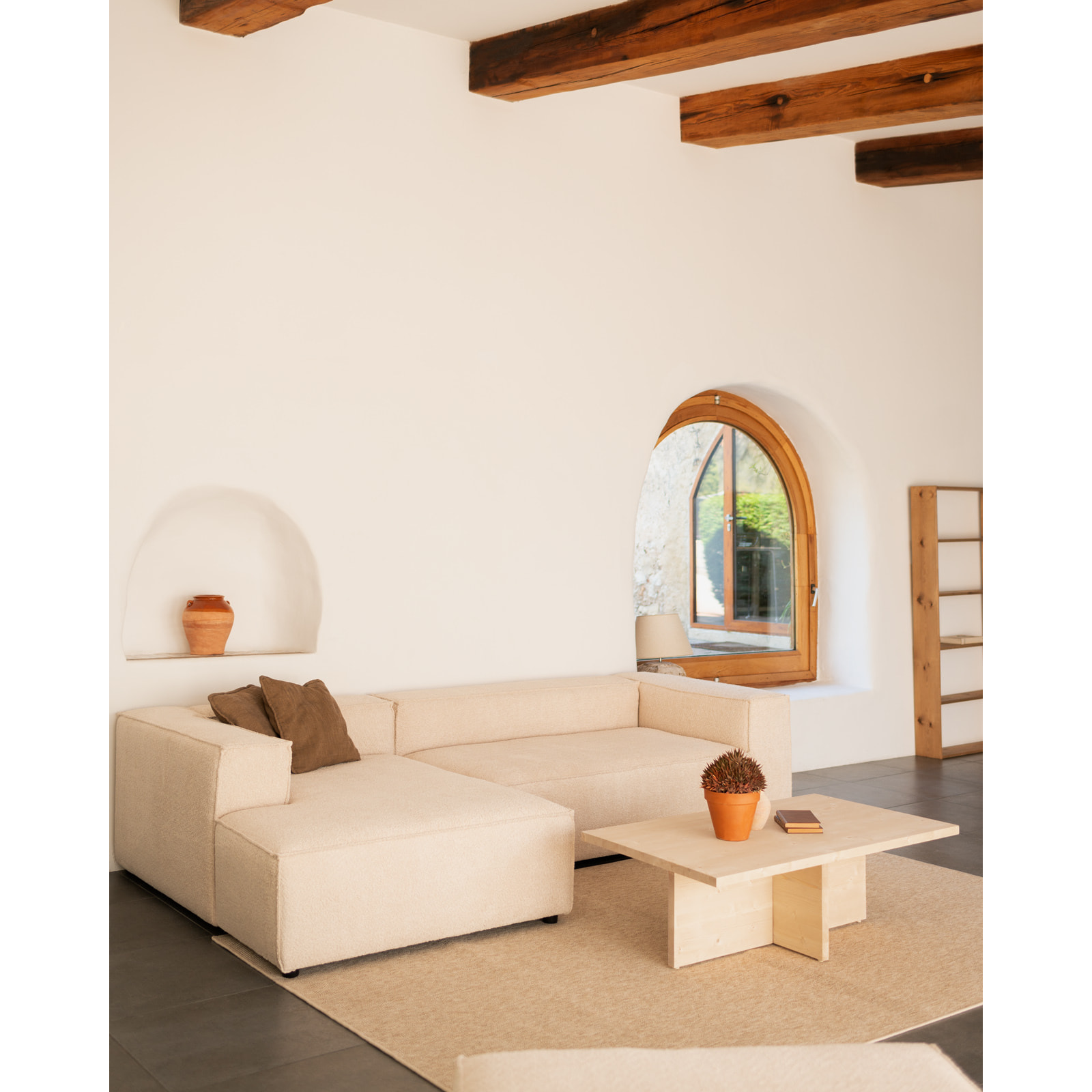 Mesa de centro de madera maciza en tono natural de 120x70cm Alto: 40 Largo: 120 Ancho: 70