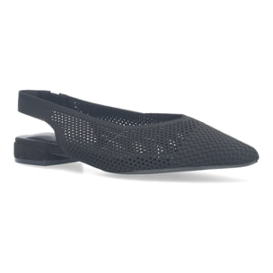 Zapato de salón de mujer elegante plano, destalonado.