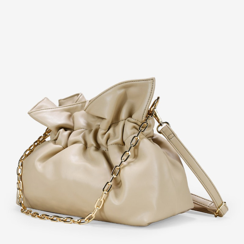 Bolso de hombro beige con cadena