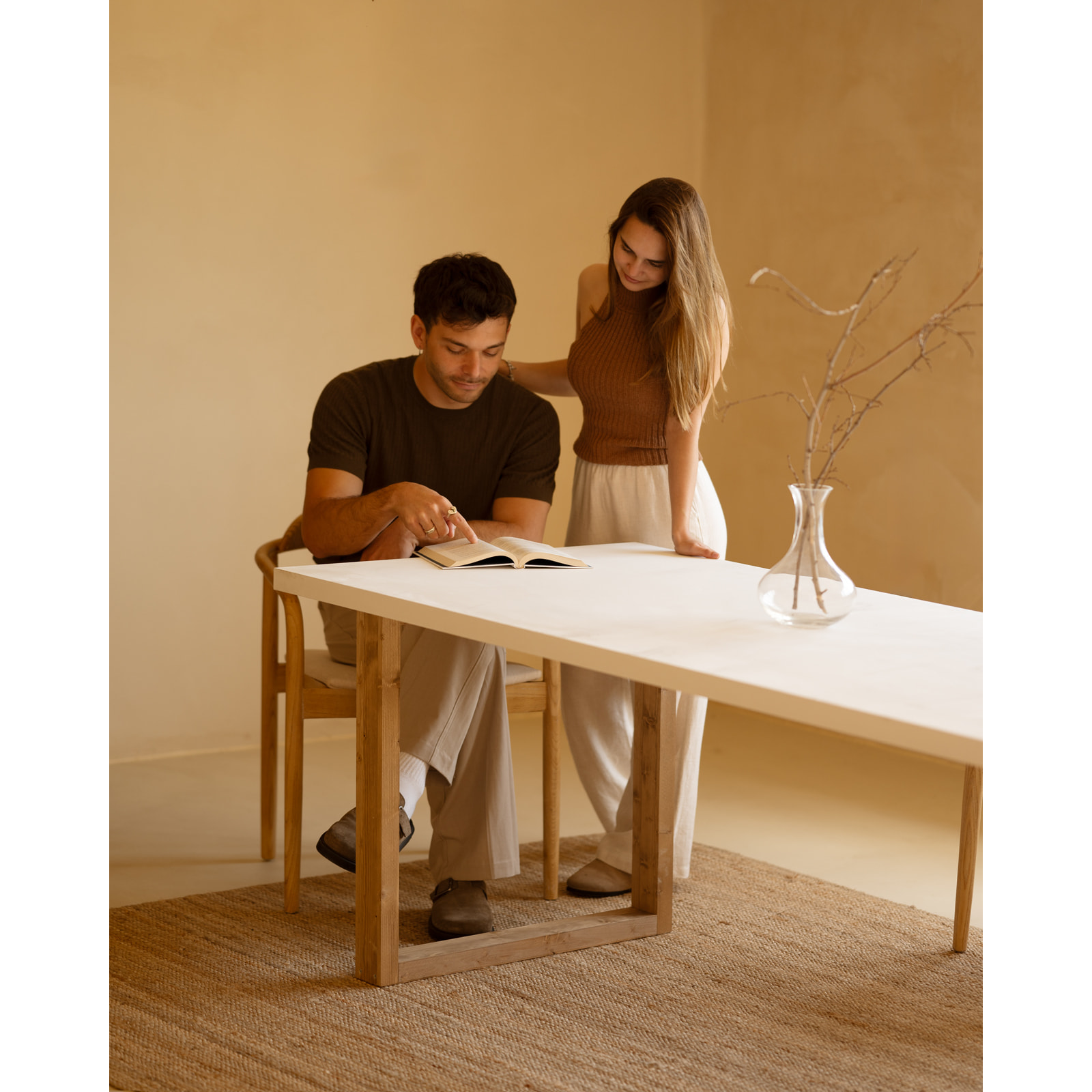 Mesa de comedor de laca mate en tono blanco roto de varias medidas