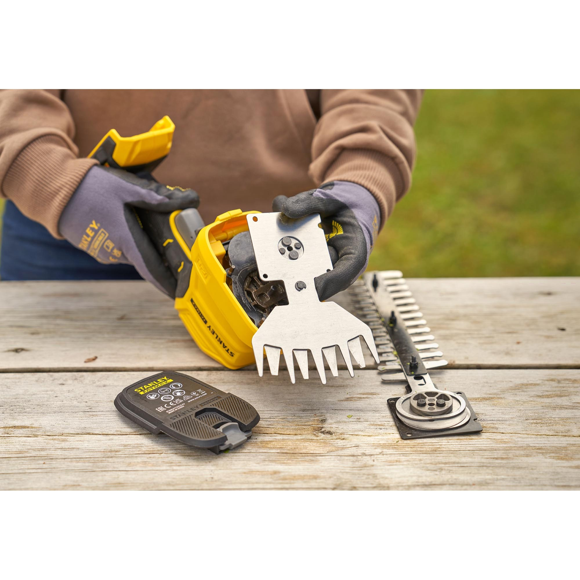 Cisaille à gazon ou arbustes 10/20 cm 18V Stanley FatMax V20 - sans batterie