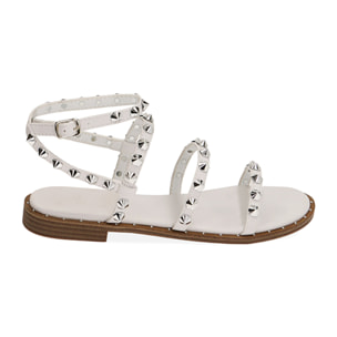 Sandalias planas blancas con tachuelas