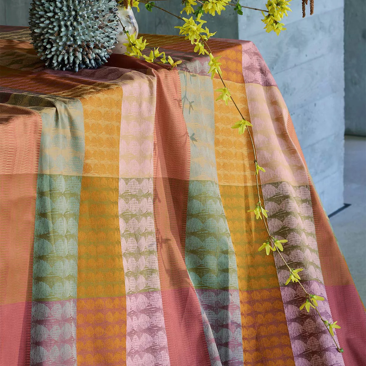 Nappe pur coton motif jacquard vert orange Mille halos prunus