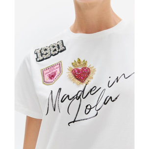 T-shirt girocollo con spacchi laterali, grafica "made in lola" con toppe