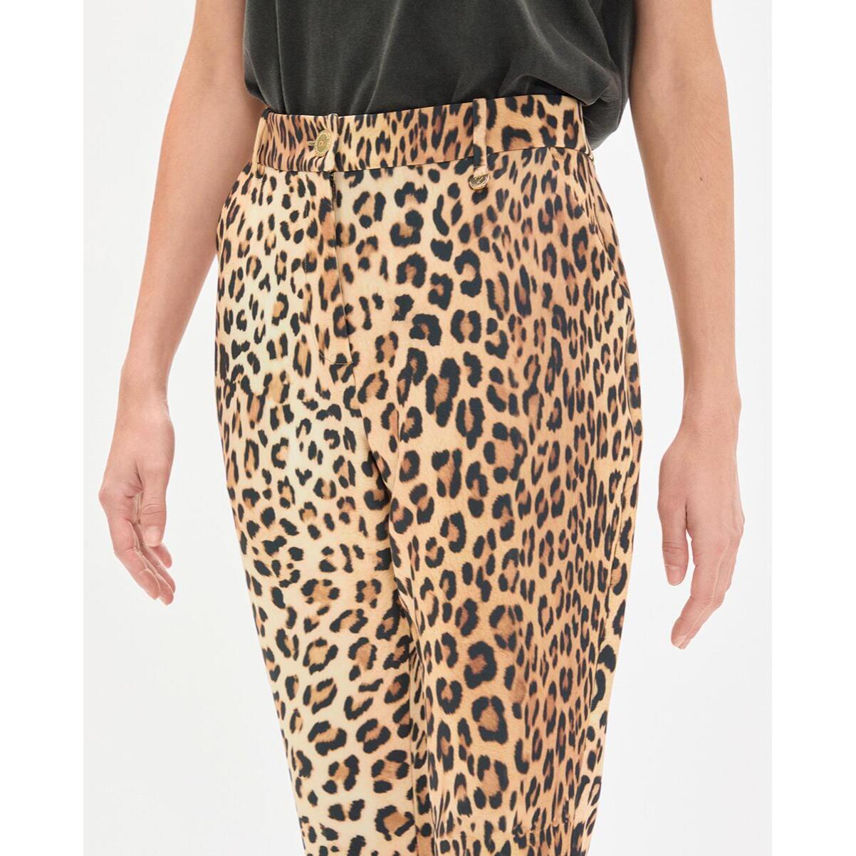 Pantaloni svasati corti con stampa animalier