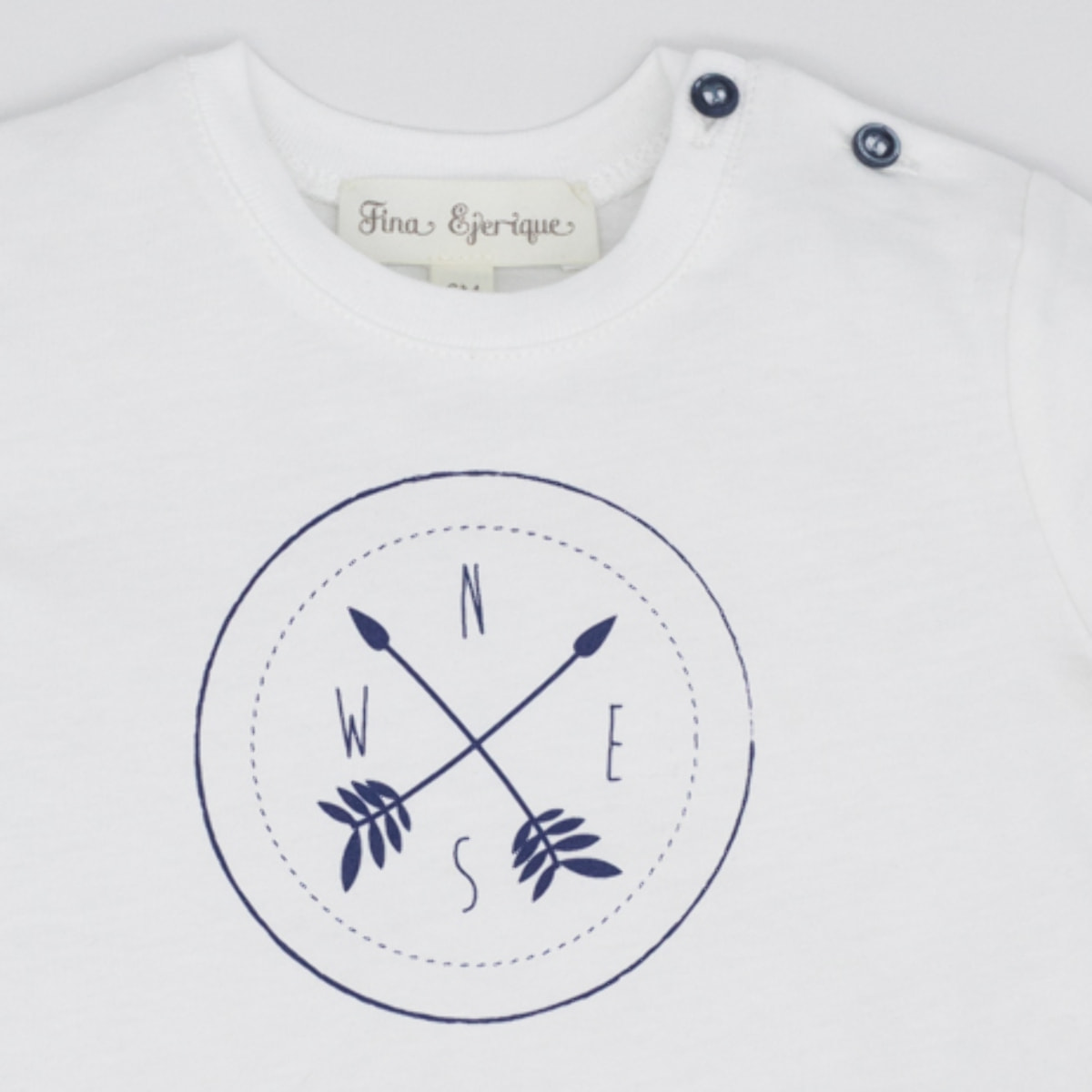 CAMISETA BOTONES AZULES ESTAMPADO BRÚJULA BLANCA