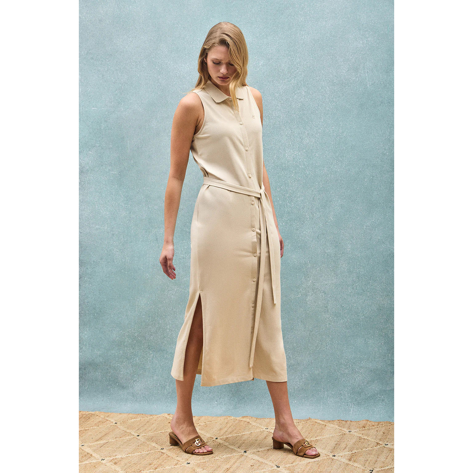 Vestido beige sin mangas abotonado con monograma bordado