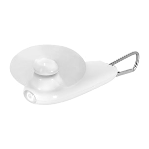 Ventilador portátil con linterna LED integrada y mosquetón para transporte.