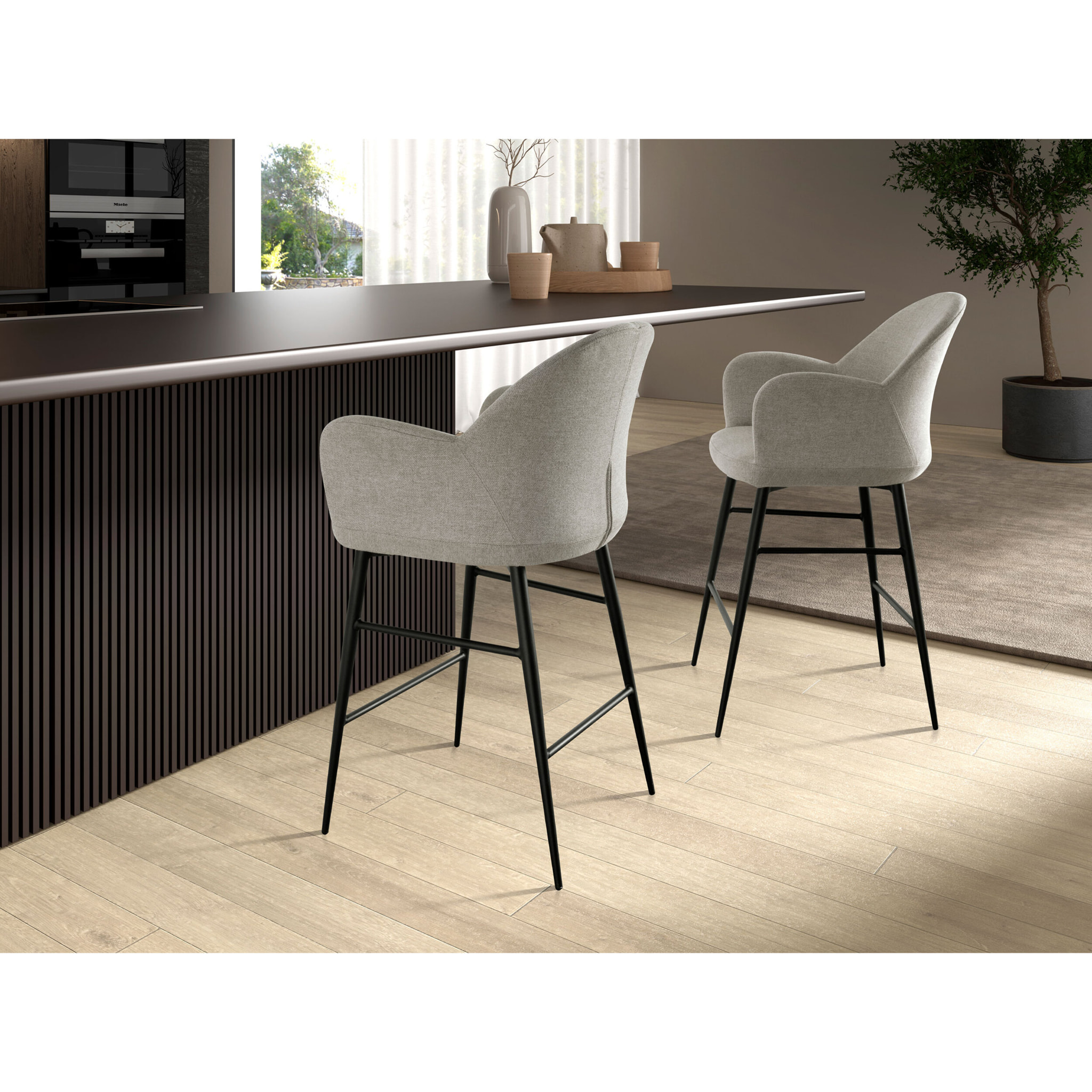 Taburete Angel Cerdá con reposabrazos con asiento y respaldo tapizados en tel gris claro patas de acero inoxidable en epoxi negro 56x55x96cm