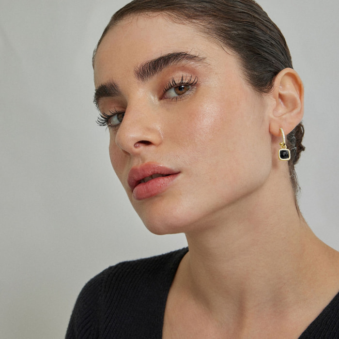 Pendientes de Cristal Azul Oscuro acabados en oro amarillo de 18K