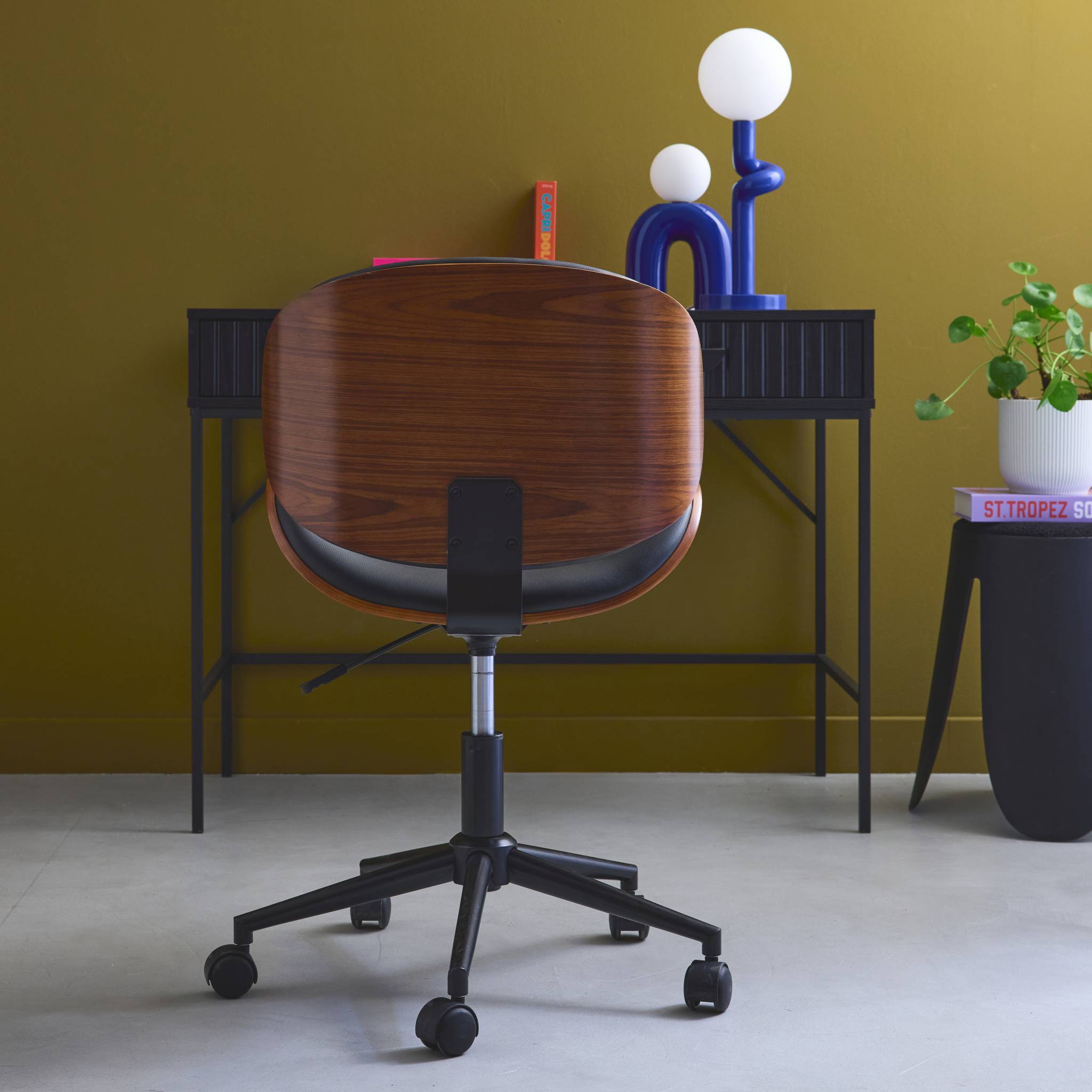 Chaise de bureau à roulettes bois courbé avec placage effet noyer et assise noire
