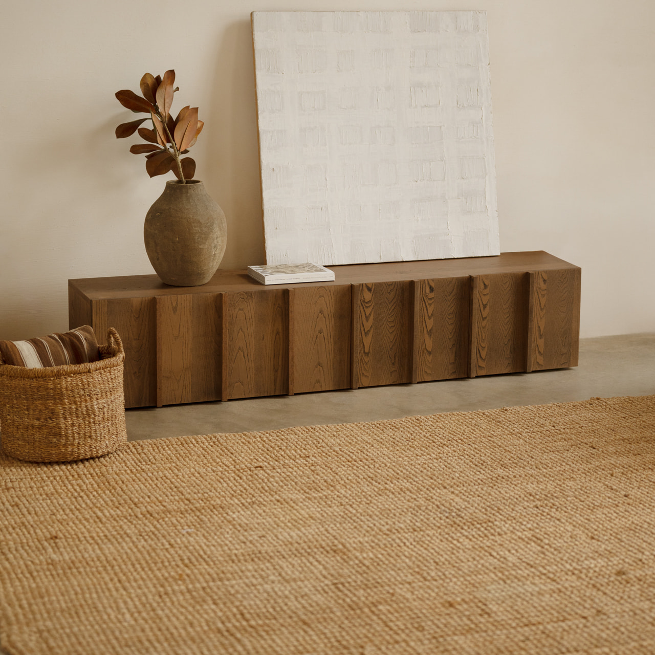 Mueble TV de chapa de fresno natural con listones en tono avellana en varias medidas