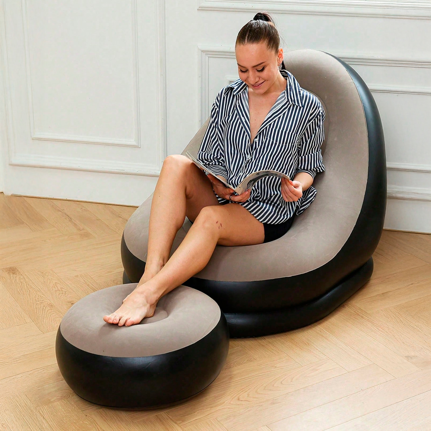 Sillón inflable ergonómico con reposapiés, soporta hasta 150 kg e incluye bomba de inflar.