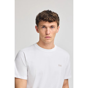 Camiseta blanca básica de cuello redondo con detalle bordado
