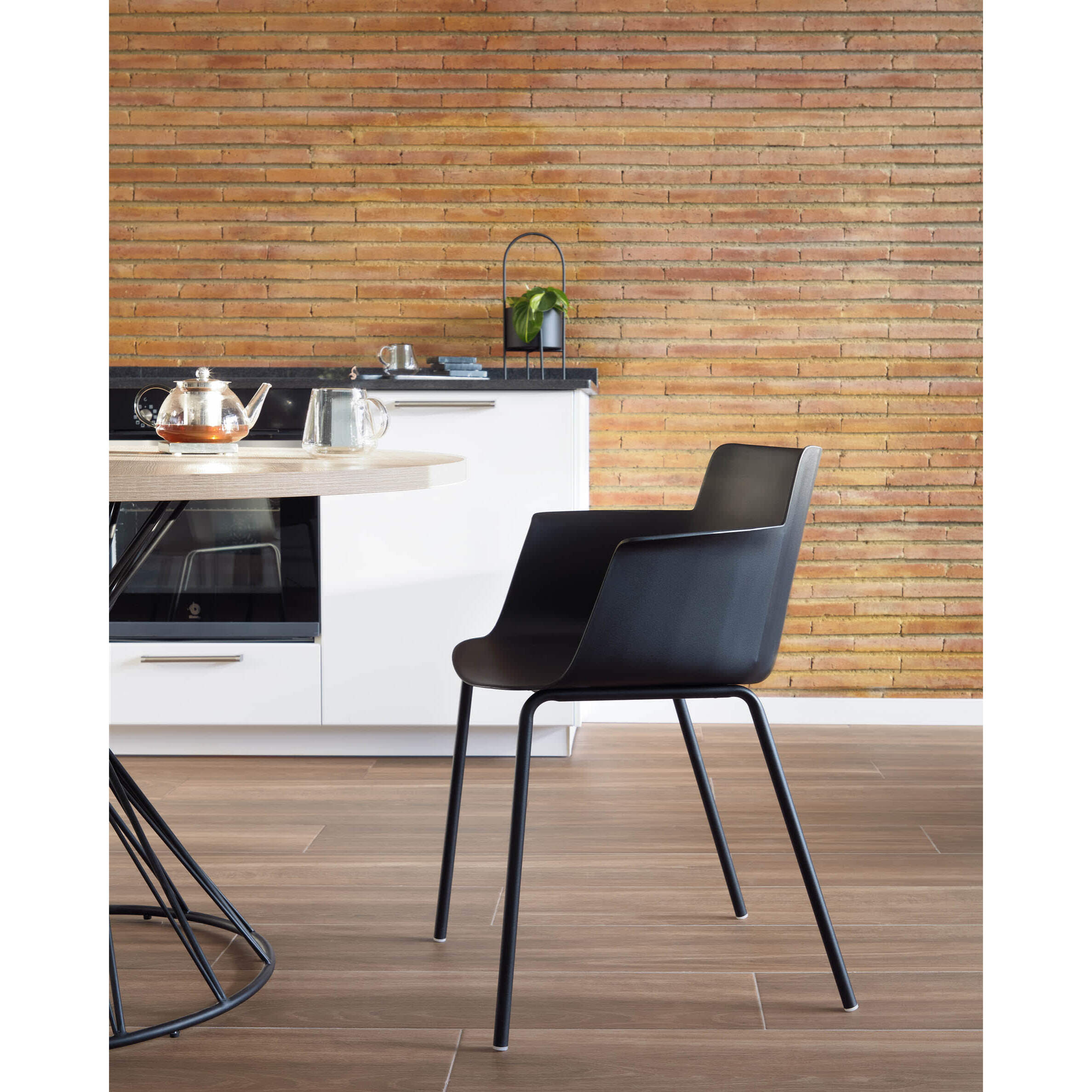 Kave Home - Sedia con braccioli Hannia nera e gambe in acciaio nero