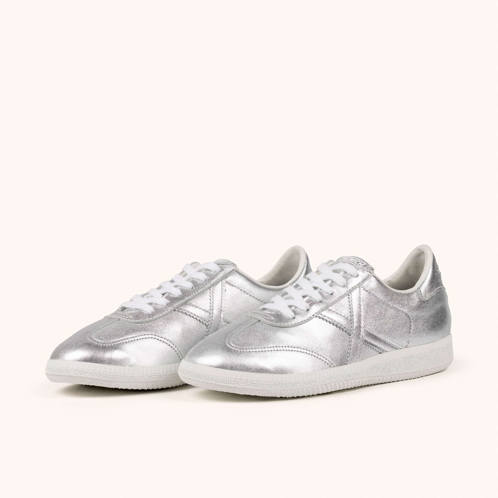 Zapatilla casual en piel metalizada plateada con suela blanca MUNICH BARRU 224