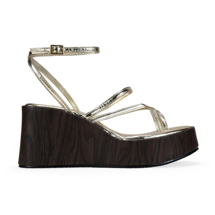 Sandalias de dedo doradas con cuña efecto madera